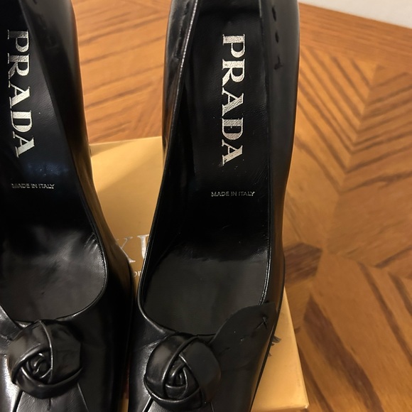 PRADA BLACK PUMPS AUTHENTIC STUNNING VINTAGE RARE ROSETTE DETAILS - Picture 5 of 15